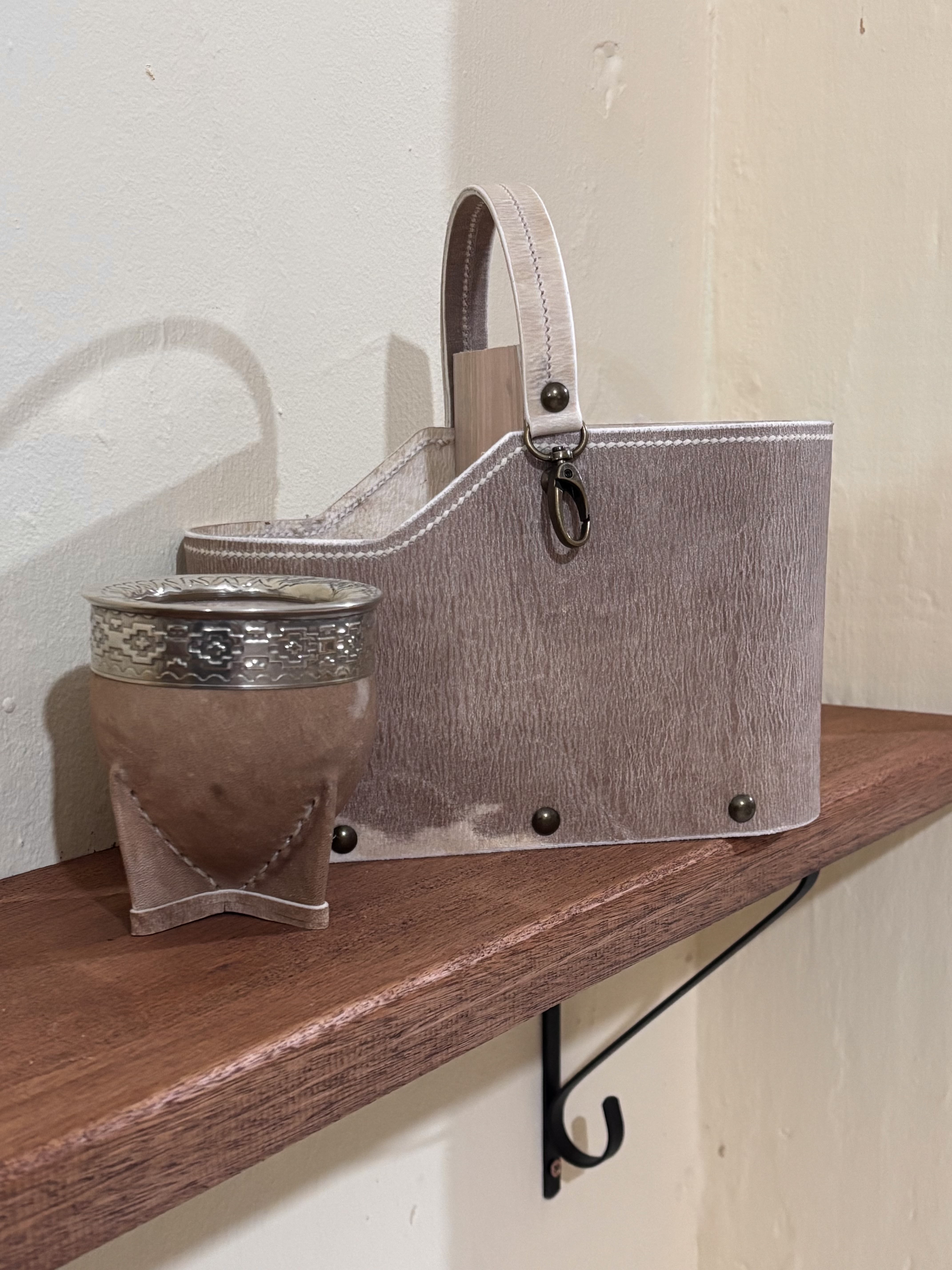 Bolsa e porta-mate em couro